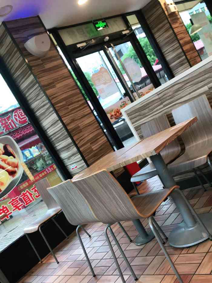 真功夫(增城挂绿店)-"可能是郊区门店,环境差点.其它的都不错.