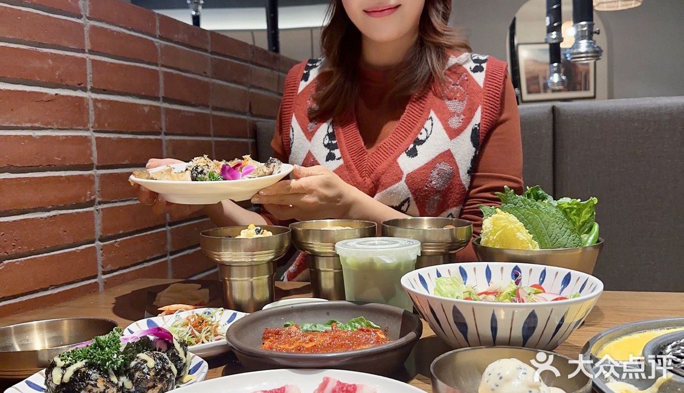 当韩国特色酱油蟹遇上烤肉 美味佳肴尽在此处