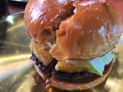 焦糖烤菠萝牛肉汉堡-魏斯理汉堡(西安沣东吾悦店)