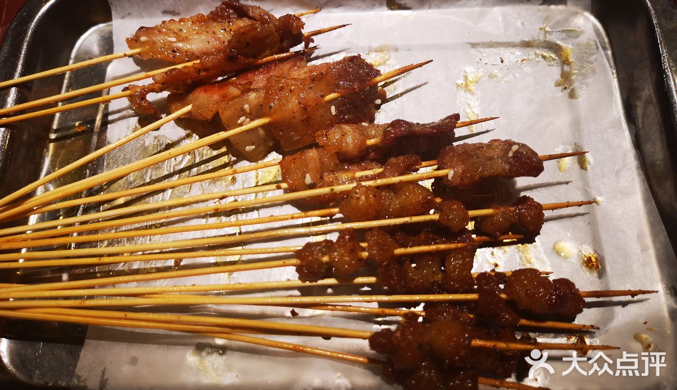 特别推荐烤五花肉，还有烧烤的鱿鱼也很不错