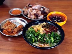 -鸿浩扒猪脚米线