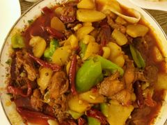 大盘鸡，旁边杯里是奶茶-楼兰印象(朝外店)