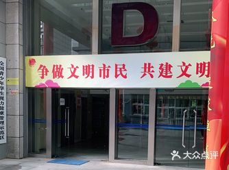 青少年宫已经全面对外开放，所有的门都可以进出了