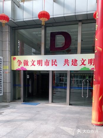 青少年宫已经全面对外开放,所有的门都可以进出了