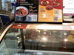 面包甜点陈列柜-鑫记婆婆兔·成都特产·兔头手撕兔(太古里店)