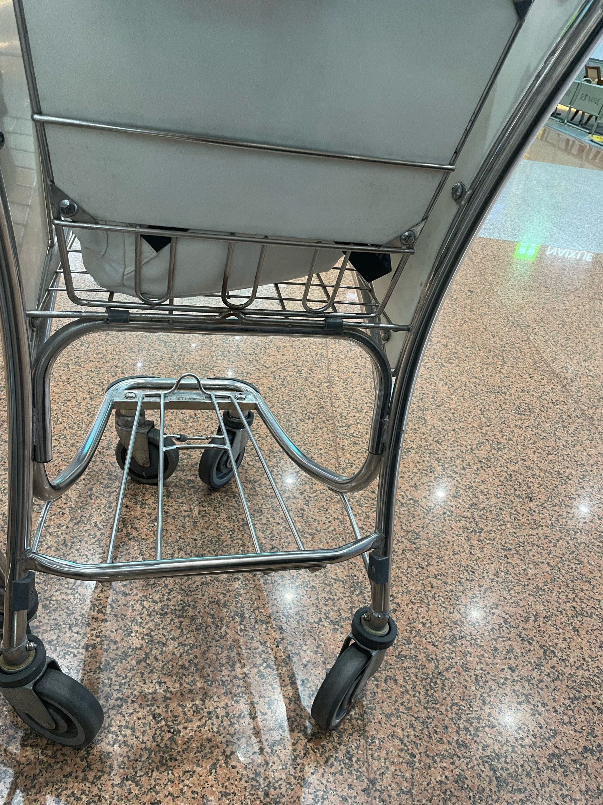 想找一个手推车运一下行李
安检附近没有找到
向前走了大概几百米