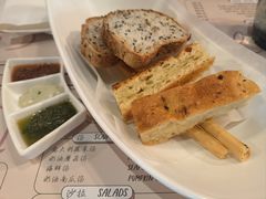 餐前面包佐青酱和黄油-安妮意大利餐厅(国贸店)
