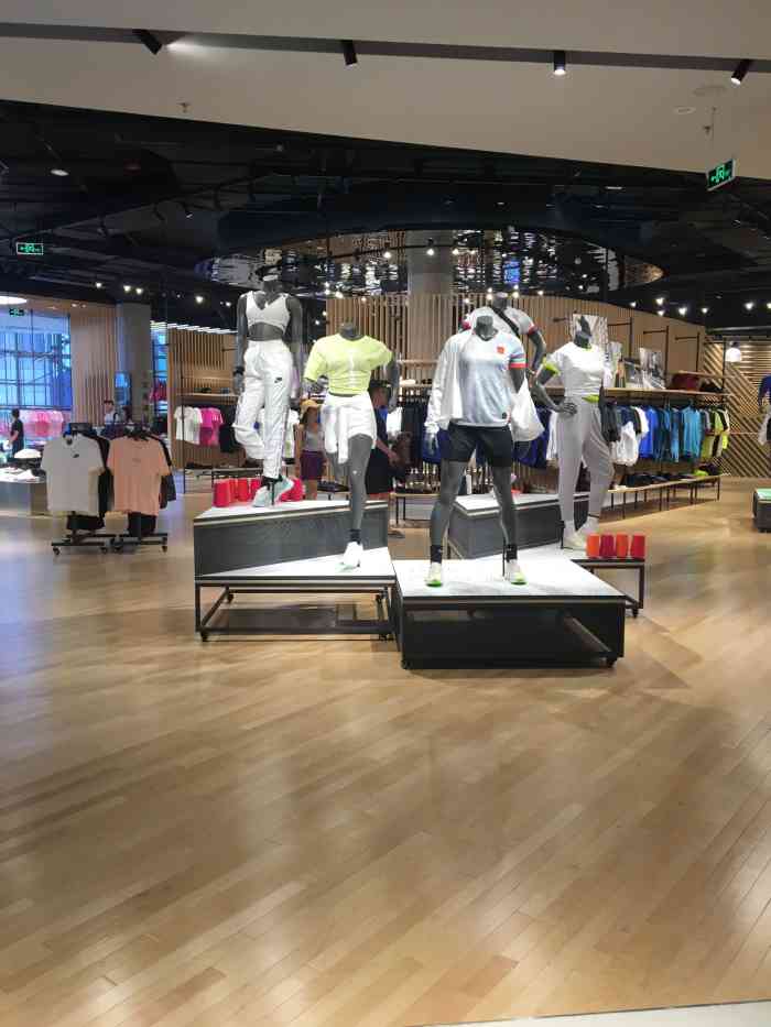 nike(卓悦汇购物中心店)-"近期发现耐克的店都好大,运动衣,运动鞋的.