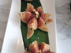 紫著荷花酥-五号茶居·新派粤菜·岭南五号酒店(沿江中路店)