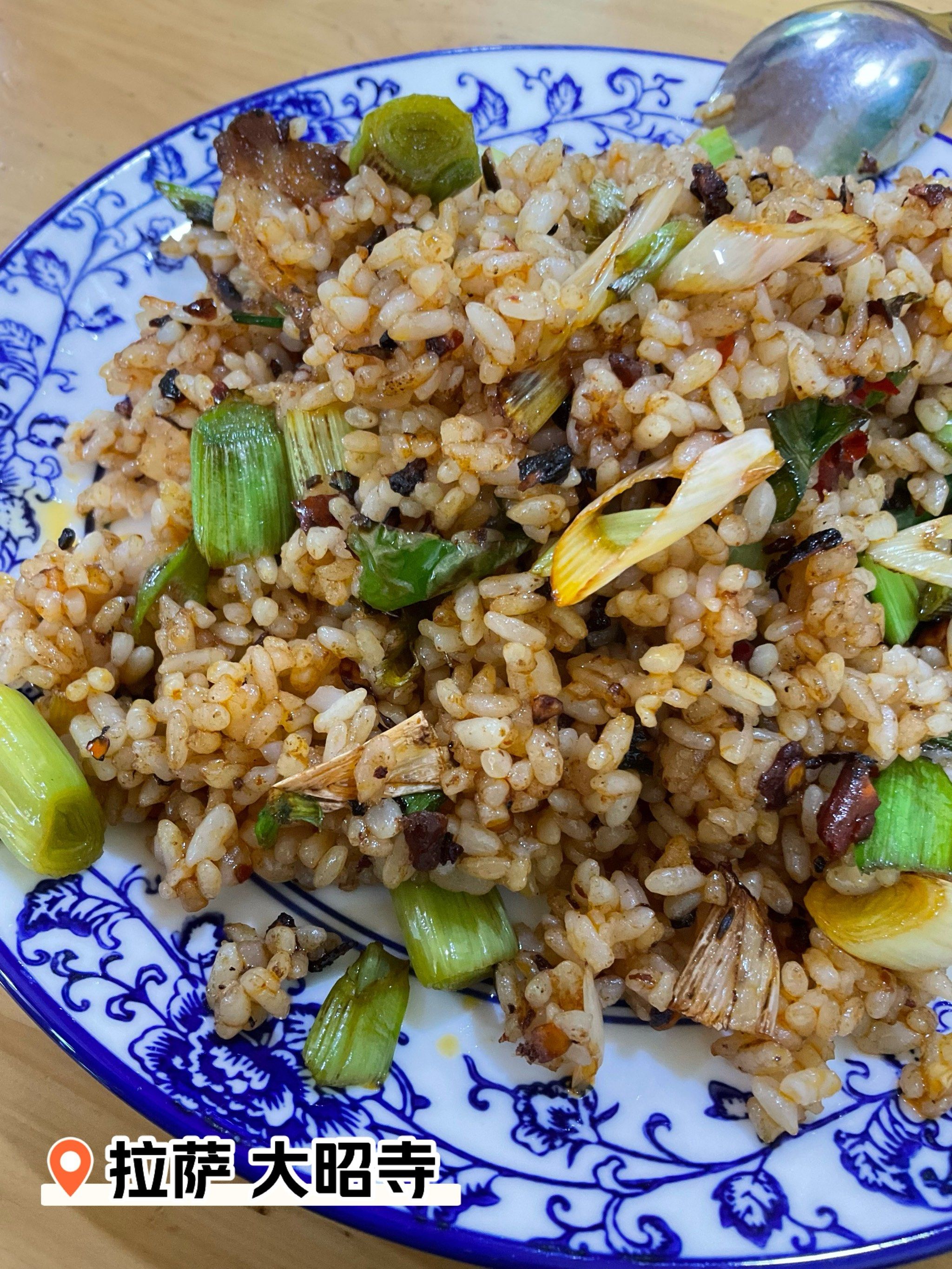 n
由于肚子太饿,人又没到齐,先点了一个不太常见的回锅肉炒饭