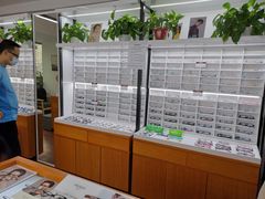 -视野联行眼镜•蔡司•依视路(温江店)