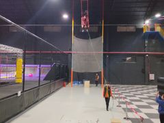 -嘿哟动霸CHUA·新潮玩运动娱乐中心·蹦床滑冰团建乐园