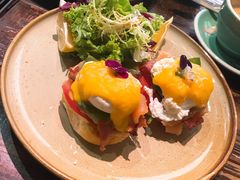 招牌班尼迪克蛋配烟熏三文鱼-MIKAKU(万达广场上海宝山店)