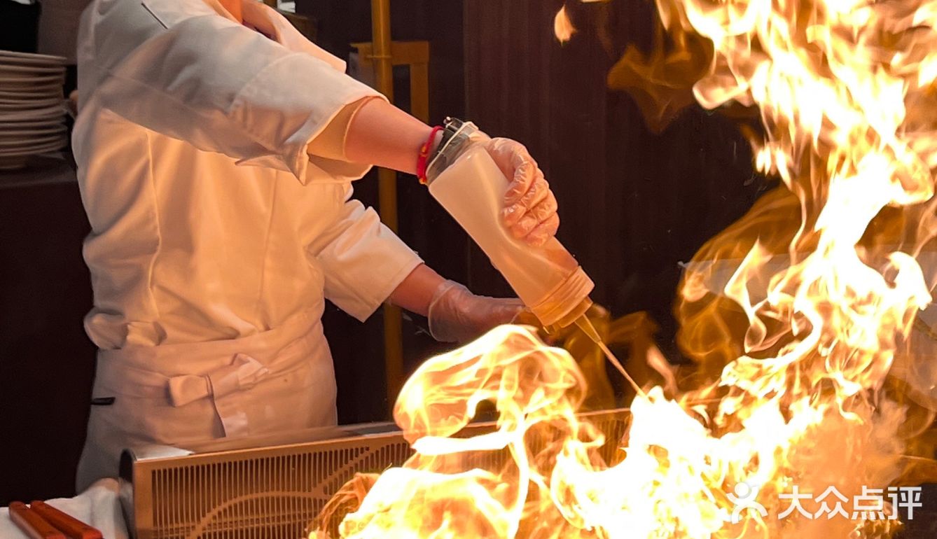 感受烟火气十足的花式铁板烧表演🔥