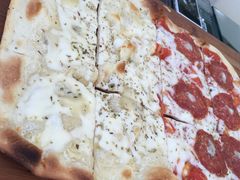 魔鬼披萨+四种奶酪白底披萨-EATALIA意塔利意式餐厅(鼓楼店)