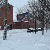 外卖不用排队，进去后我和老板用英语、法语及翻译器交流