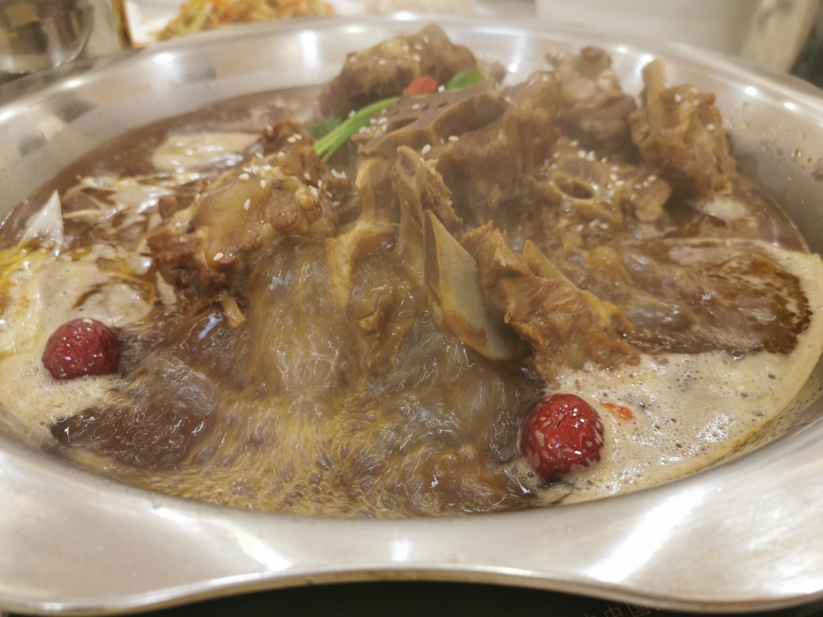 位置:骏马国际酒店里面,很好找.环境: