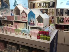 -名创优品(北京新中关购物中心地铁层店)