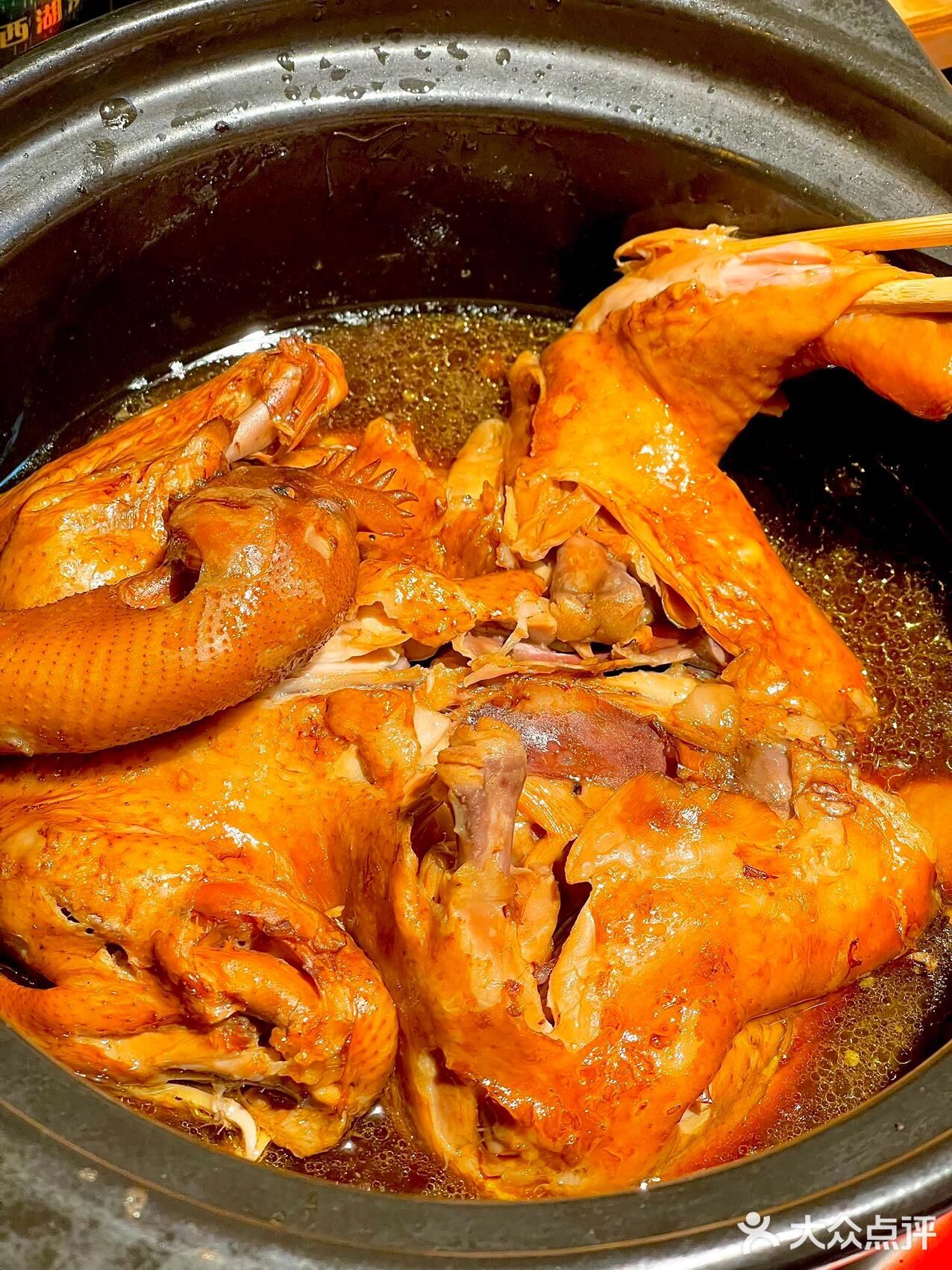 三鲜汤：满满的一大盆，虾仁、肉圆、鱼圆和各式蔬菜