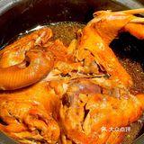 三鲜汤：满满的一大盆，虾仁、肉圆、鱼圆和各式蔬菜