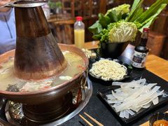 -果松木炭酸菜铜火锅·外婆参鸡汤