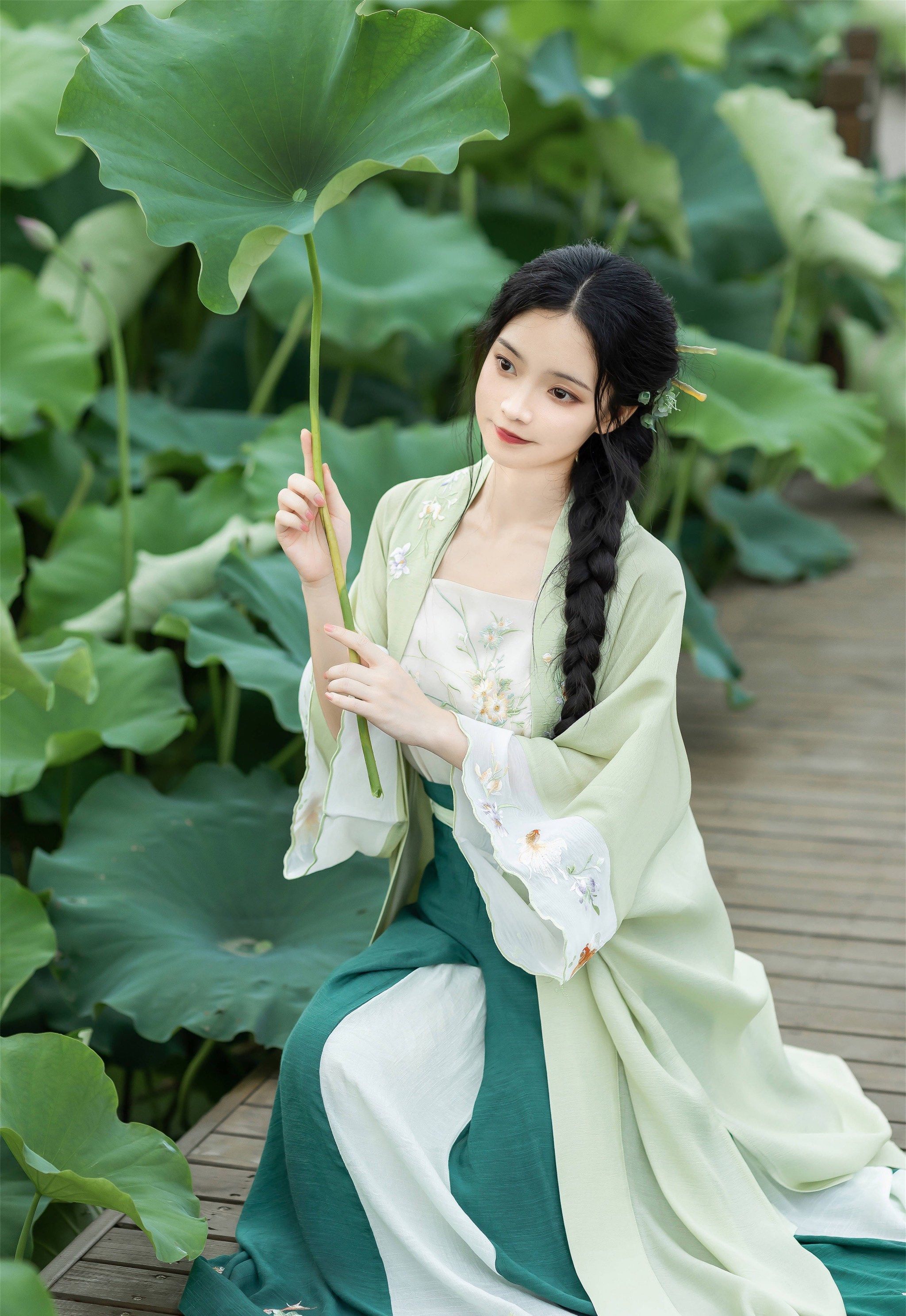 汉服美女雨后初霁