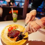 闺蜜团｜在牛排家约会吃饭可太浪漫了！[加油]