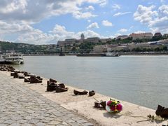 -多瑙河畔鞋履雕塑