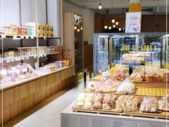 面包甜点陈列柜-顶东面包花园·生日蛋糕(世博店)