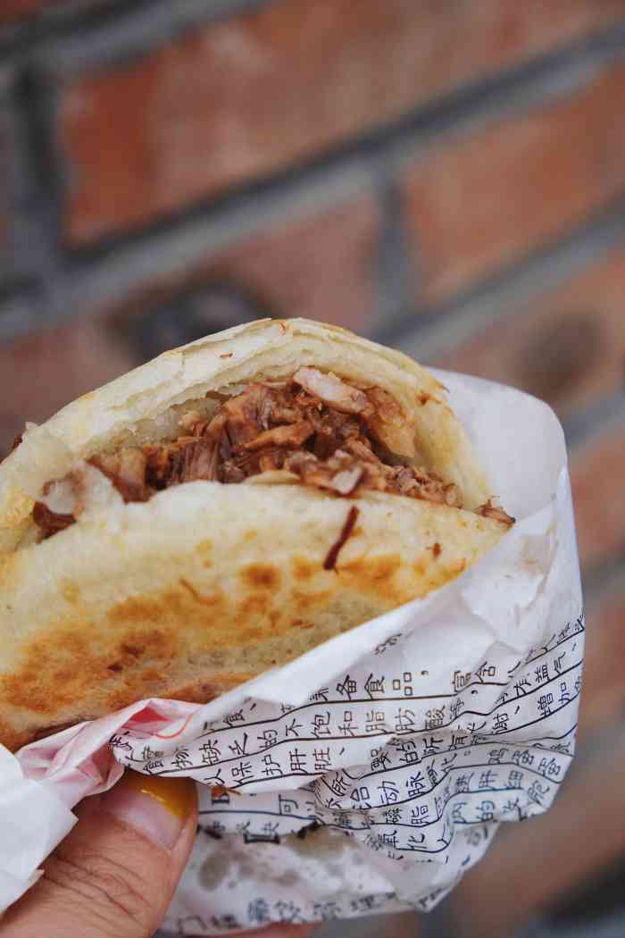 袁大头酱肉火烧(莲池南大街店)-"昨天晚上逛的时候看上这家,问店家