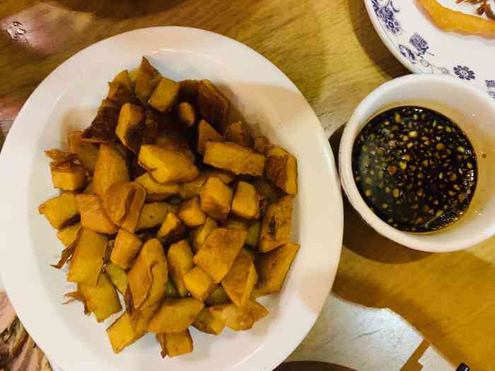 杨老黑卤煮-"在马连道茶城这边的一个停车厂里面,停车场.