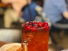 美女爱喝冰醋莓果汁-夏星酒馆(剑桥公社店)