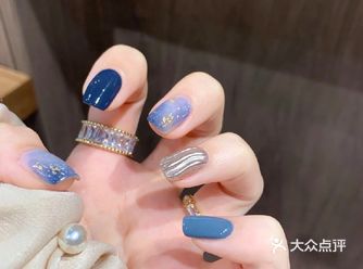 雾霾蓝美甲 短指甲  显白水波纹晕染美甲·深蓝色美甲