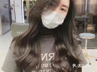 今日色系 青棕色 很多女生不敢尝试潮色 ，