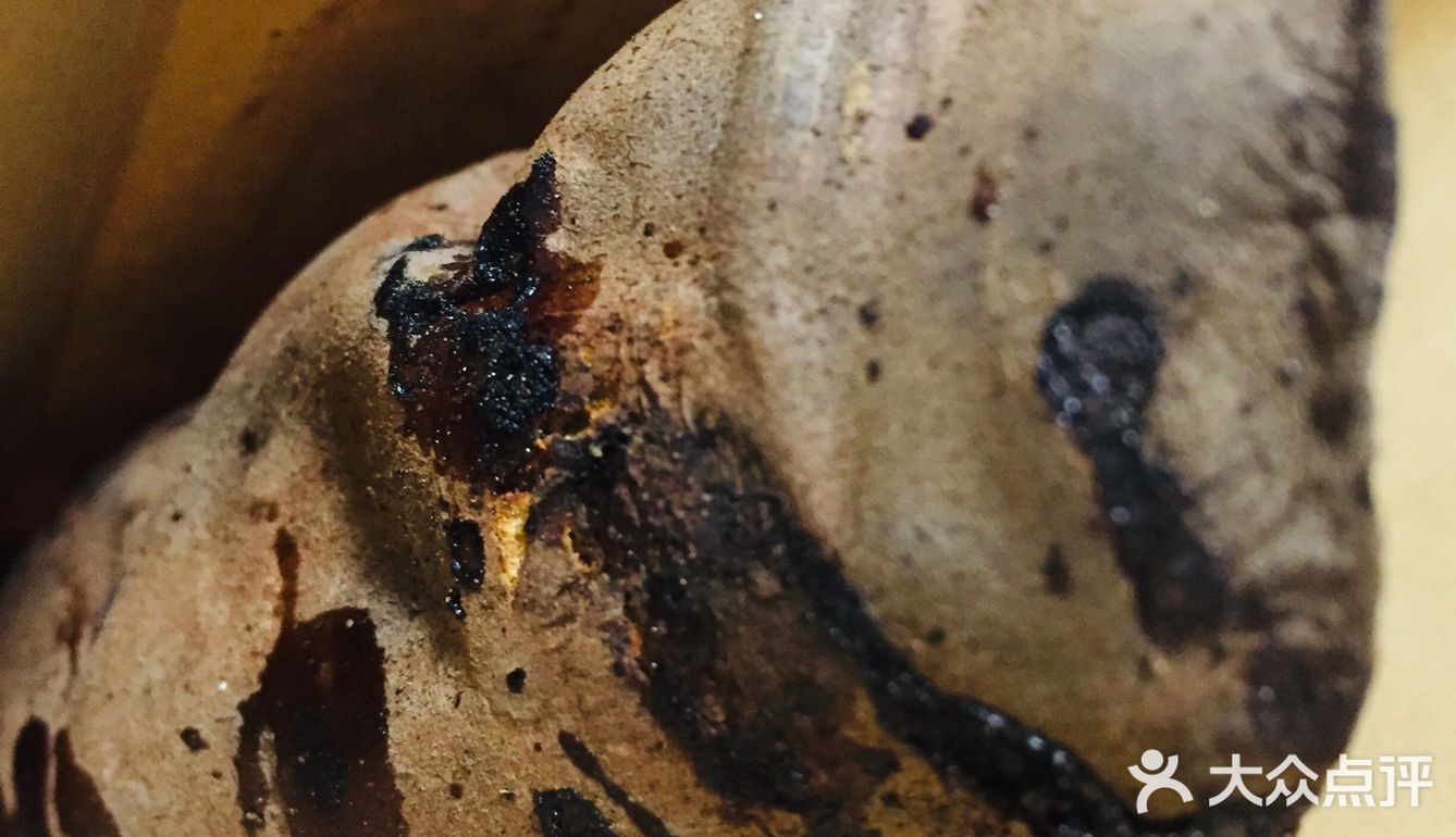 烤红薯-又被称为烤地瓜、烤番薯 还有一个名字叫烤白玉
