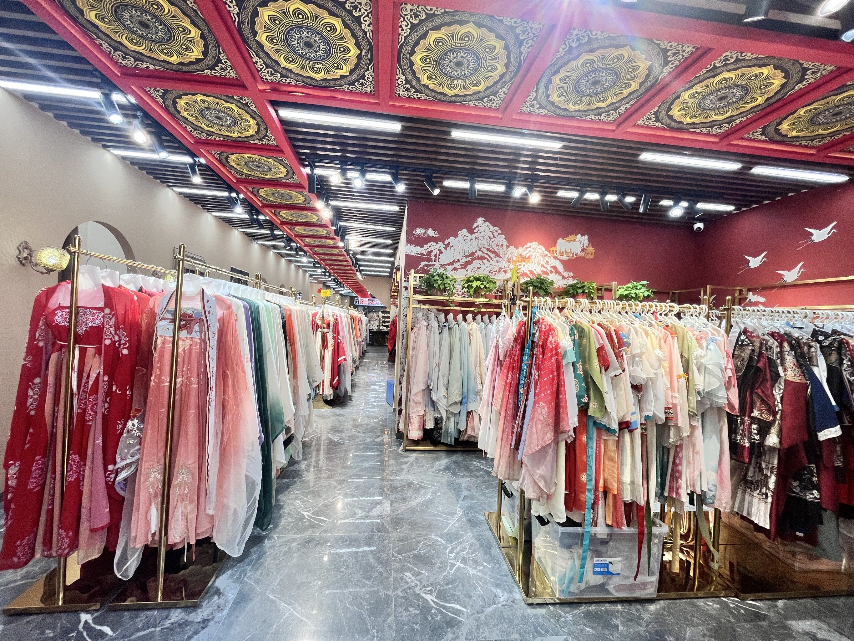 今天的门店是这样的,干净整洁的店面,款式超多的汉服,精美华丽的发饰
