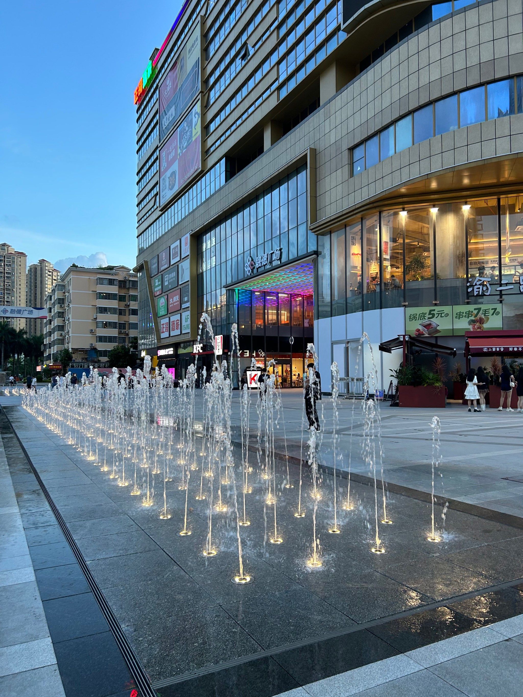 门口的喷泉很漂亮