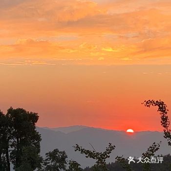 新一线城市,成都有大城市的高楼耸立,也有避暑圣地青城