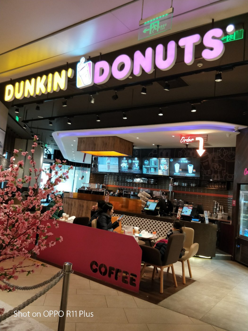 在七宝万科广场西南出口处,整