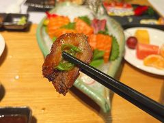 放铁板育肥牛舌-京旬海鲜放题·铁板烧自助餐厅