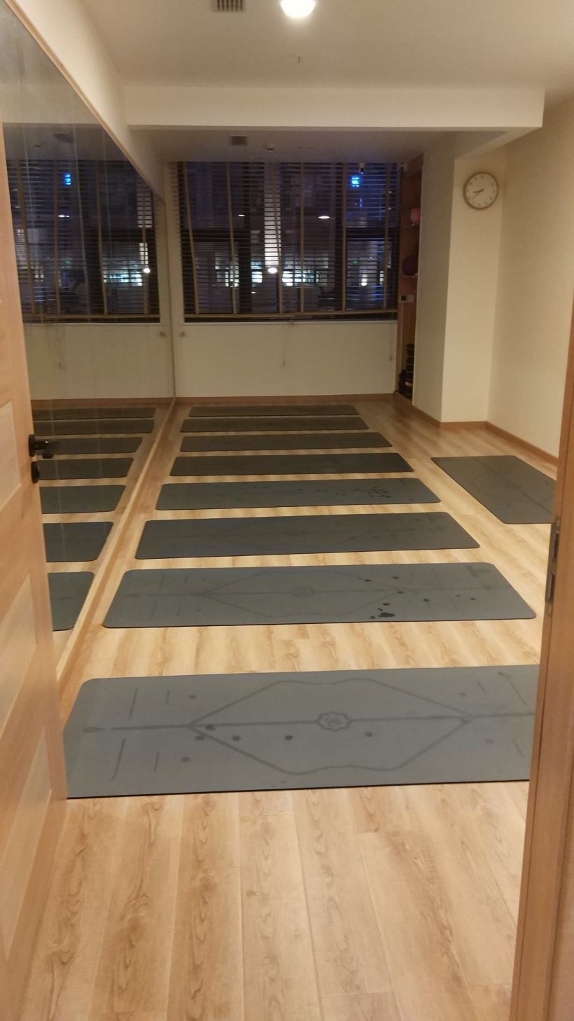 整体不大,这是进门算休息室吧,到了会有茶水糖果,银耳汤享用,估计是怕