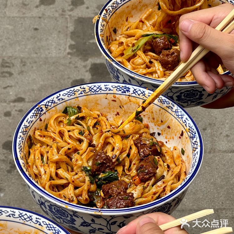 安东街新面馆！这牛肉块够大！！