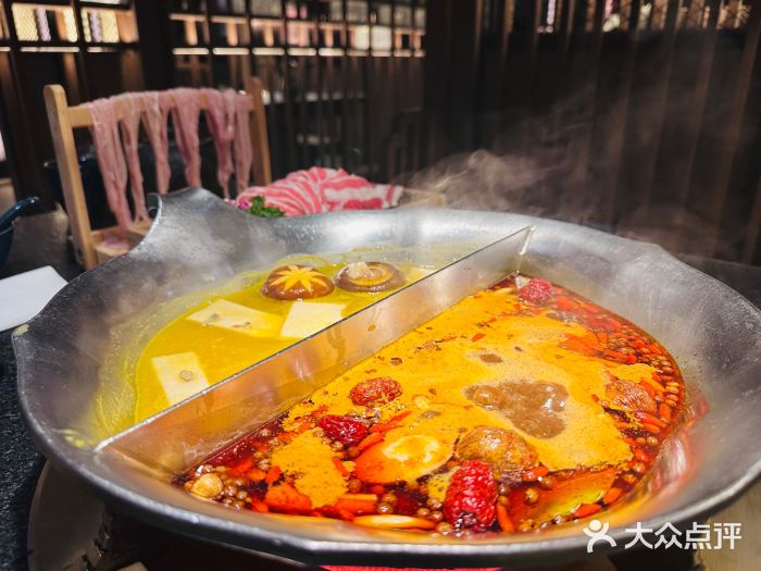 湊湊火锅·茶憩(世博大道店)台式麻辣花胶鸡鸳鸯锅图片