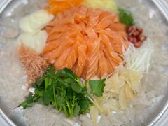 中式鱼生捞起三文鱼腩-渔文乐·海鲜大排档(壹品总店)