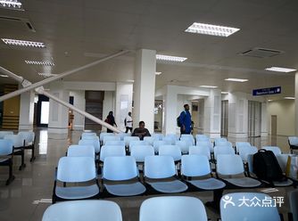 两个电视,航站楼的餐厅没有营业,有一个小便利店