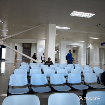 两个电视,航站楼的餐厅没有营业,有一个小便利店