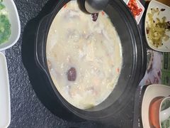 -洪氏嗨捞·广东猪肚鸡·椰子鸡火锅(西咸万象城店)