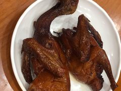 红烧乳鸽-煲煲掂风味煲仔饭餐厅(西区店)