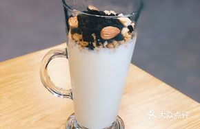 Single-Portion Custard Yogurt Coconut Crisp Pizza