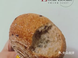 放在纸袋子里，酵母香气都很明显 手感有点硬
